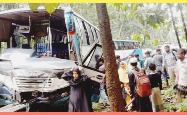 চকরিয়ায় মারছা বাসের সঙ্গে মাইক্রোর সংঘর্ষে নিহত ৫